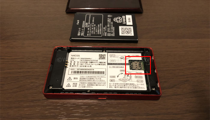 WX05は電池パックの下にSIMカードを入れる