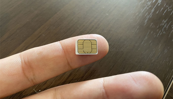 SIMカードは1番小さいサイズに切り抜きます。